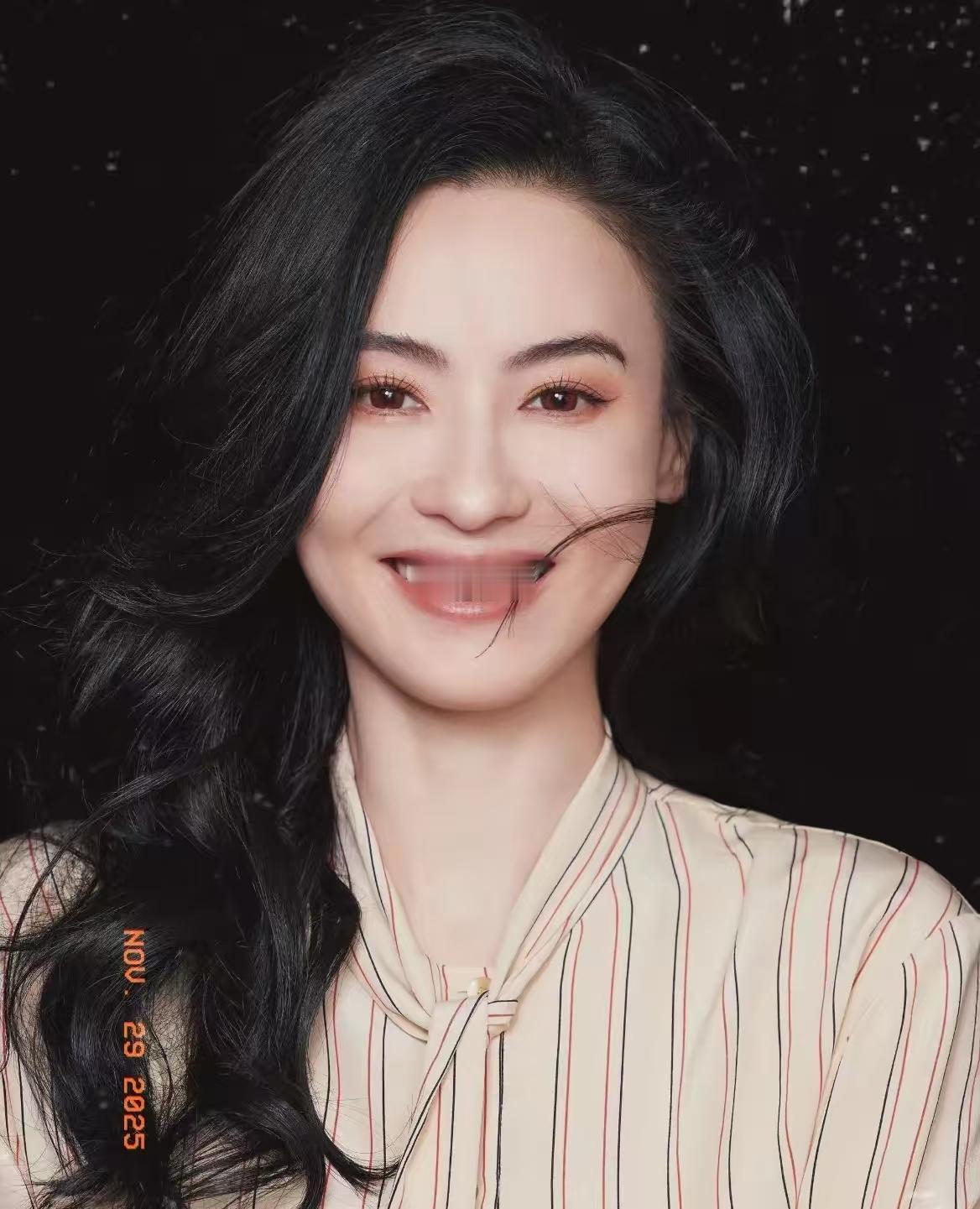 张柏芝虽然是单亲妈妈，有三个孩子要养，但是张柏芝心地善良，从教育孩子，从为人处事