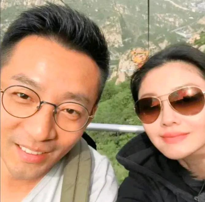 在喧嚣尘世的聚光灯下，一场关于情感与真相的寻觅悄然上演，如同一位精心布局的剧作家