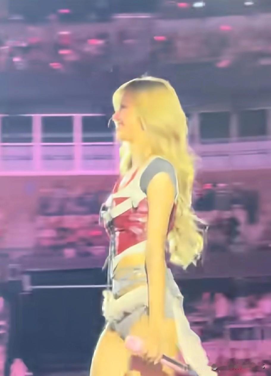 卡戴珊穿啥都能上头条，自带话题Buff！咱就是说，这姐的穿搭永远充满惊喜，风格太