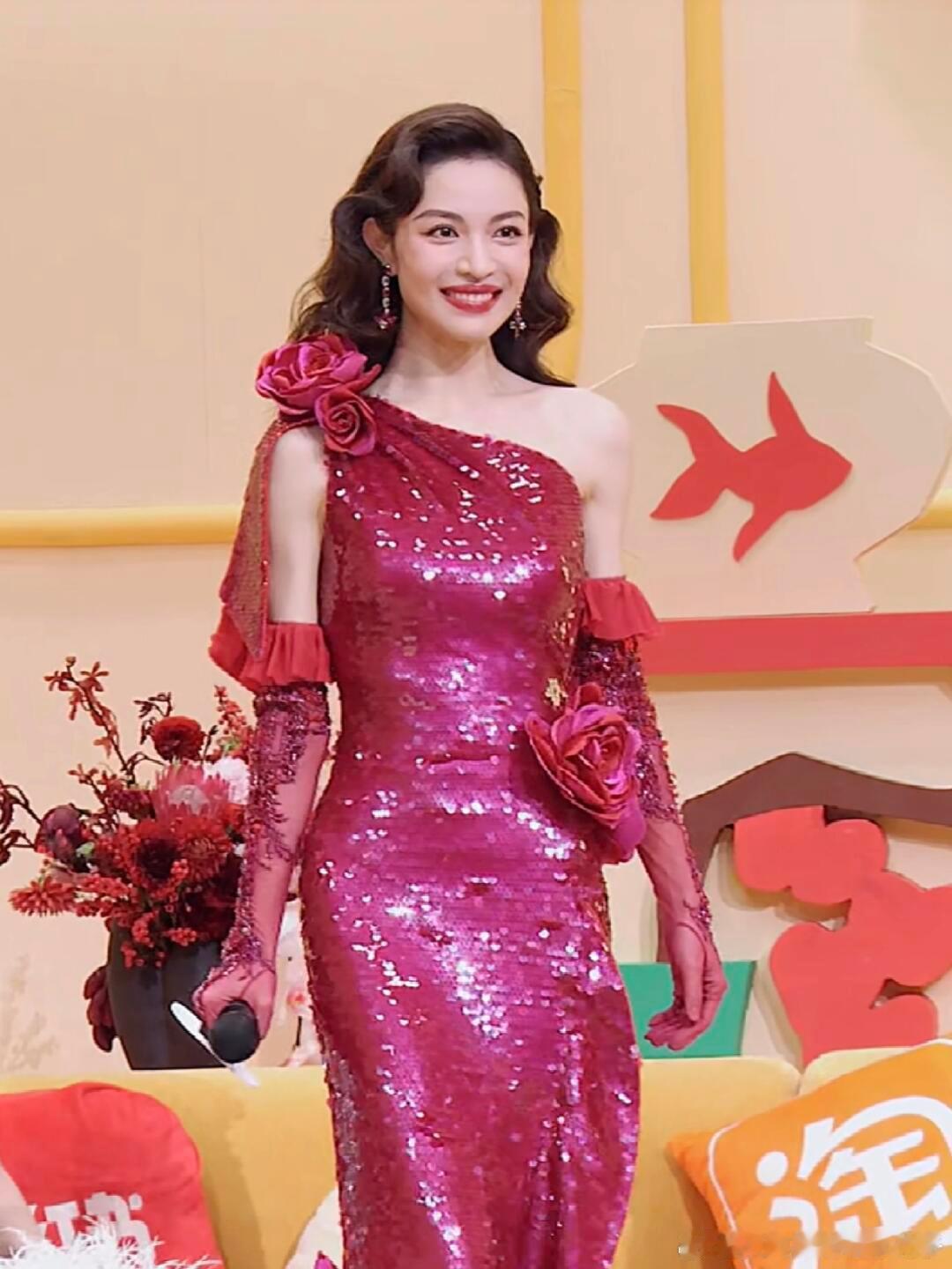 钟楚曦春晚后台粤语清唱太好听   钟楚曦在春晚后台唱李克勤粤语歌《月半小夜曲》，