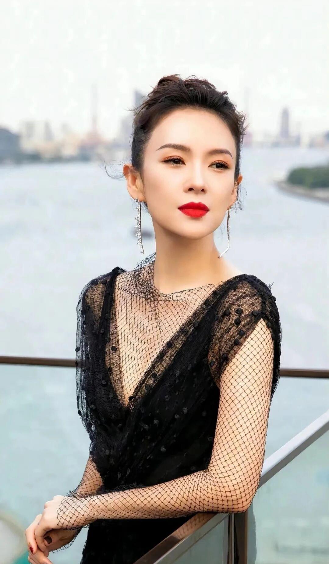 47岁不遮白发，她的底气藏不住了红毯上的她，永远是妆容精致、气场全开的影后模样。