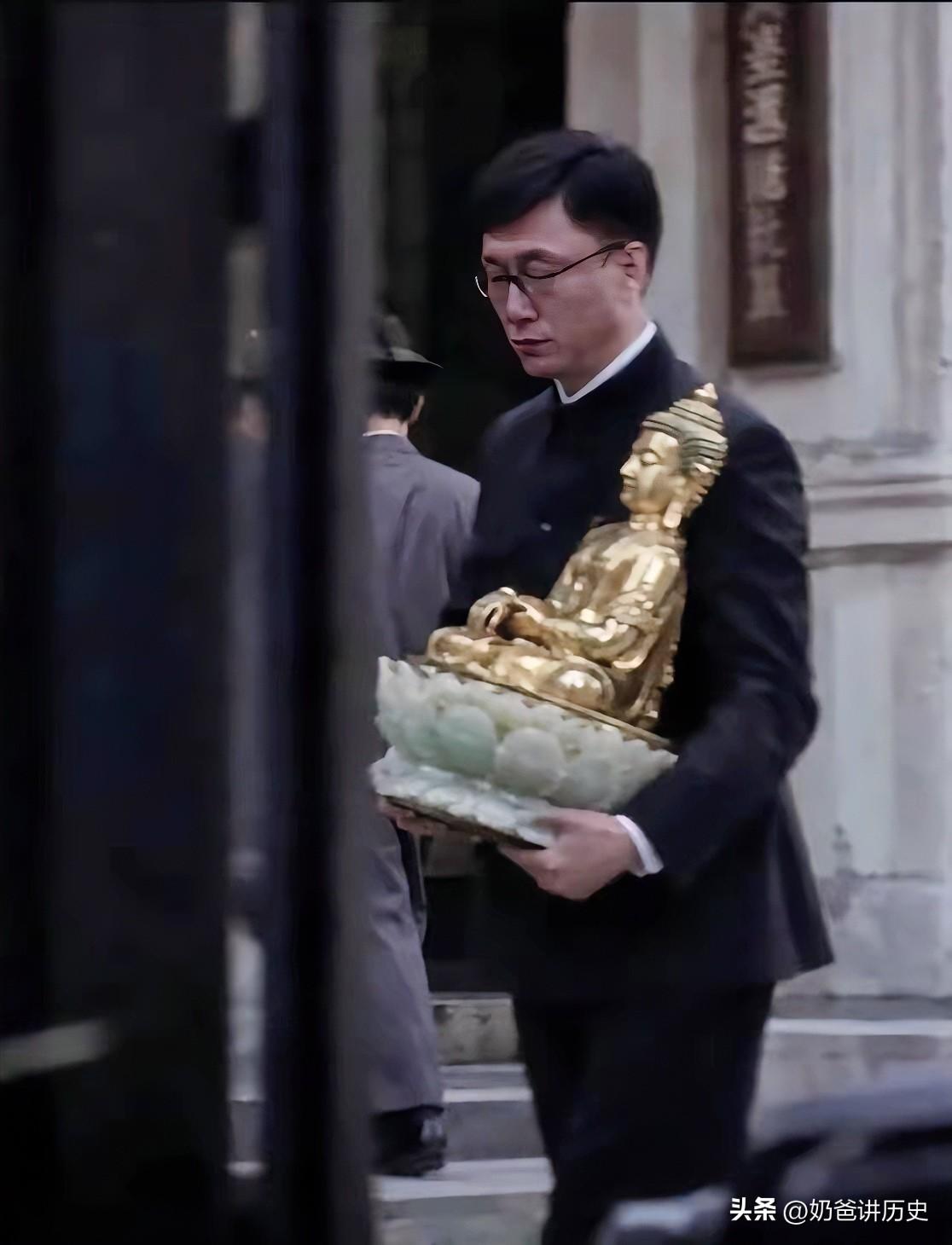 站长早就确认余则成是卧底了，但他不在乎，舍不得自己的招财童子。在去台湾的飞机上，