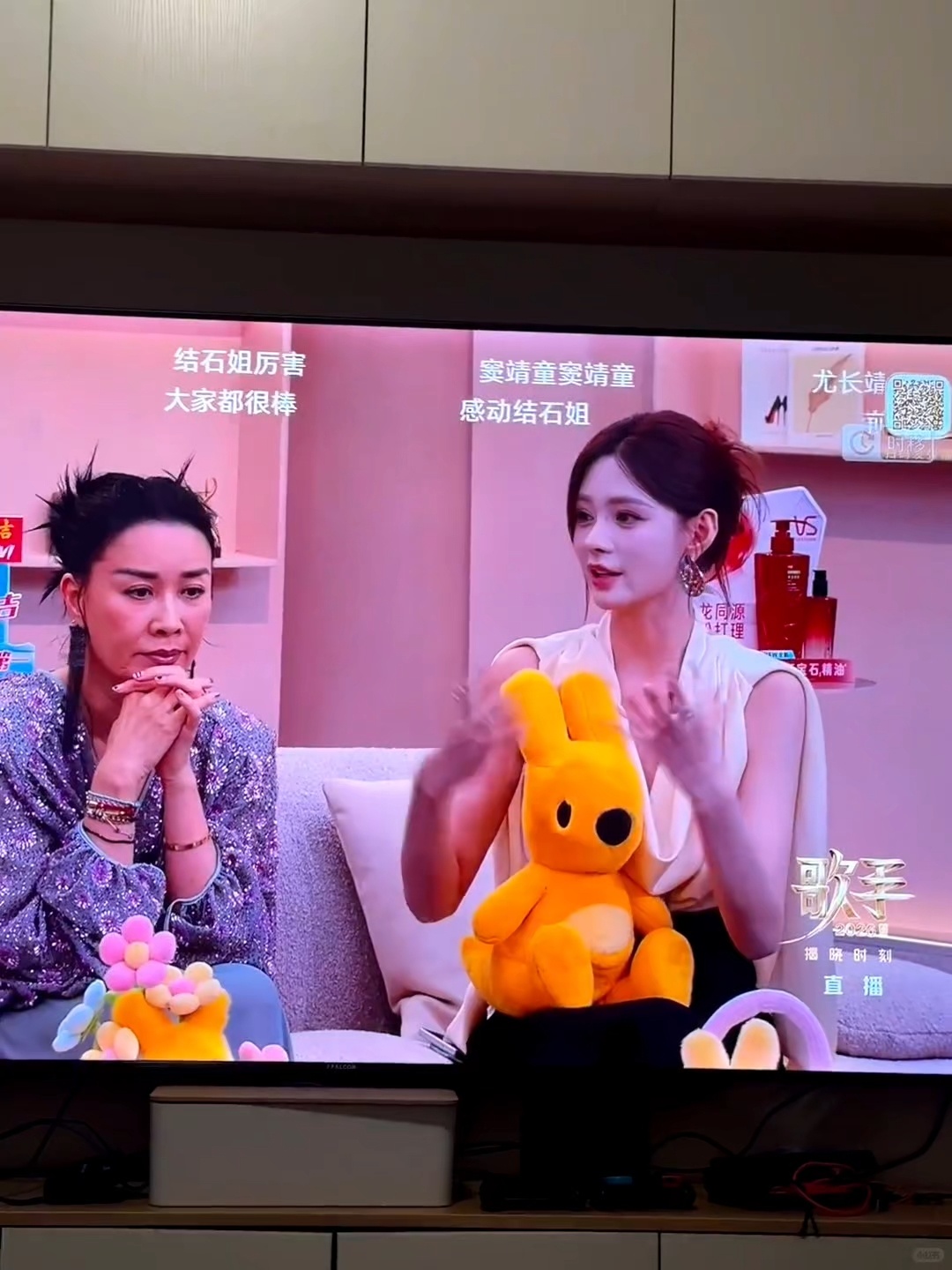 这个光线，显得沈梦辰的脸好白