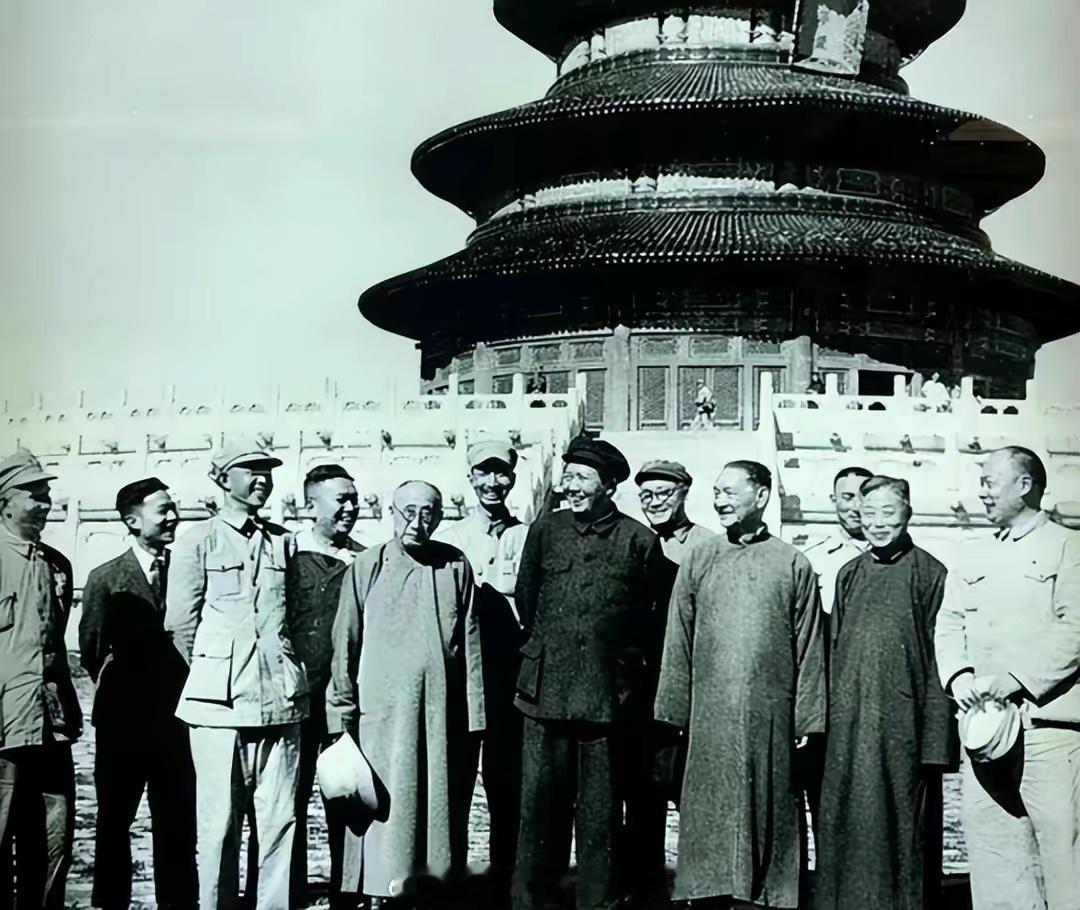 毛主席在天坛公园吸烟，陈毅提醒说：这里禁止吸烟，主席回四个字。1949年9月19
