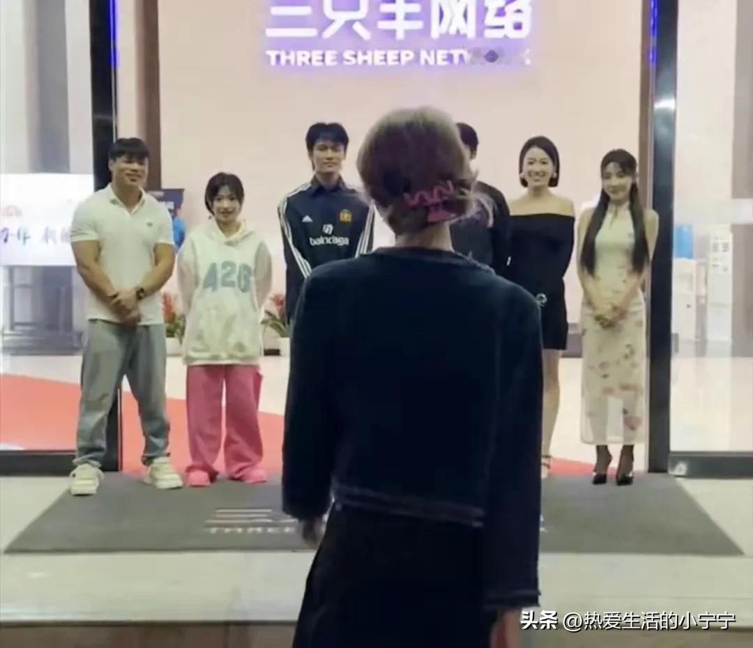 小杨哥，这次在劫难逃了，他这几个徒弟，谁又会被波及到呢？
    红绿灯的黄（小