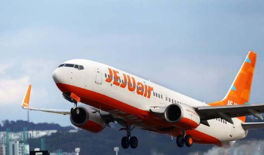 济州航空遭遇退票潮 现金流压力陡增近期，在韩国务安国际机场发生的济州航空坠机事故