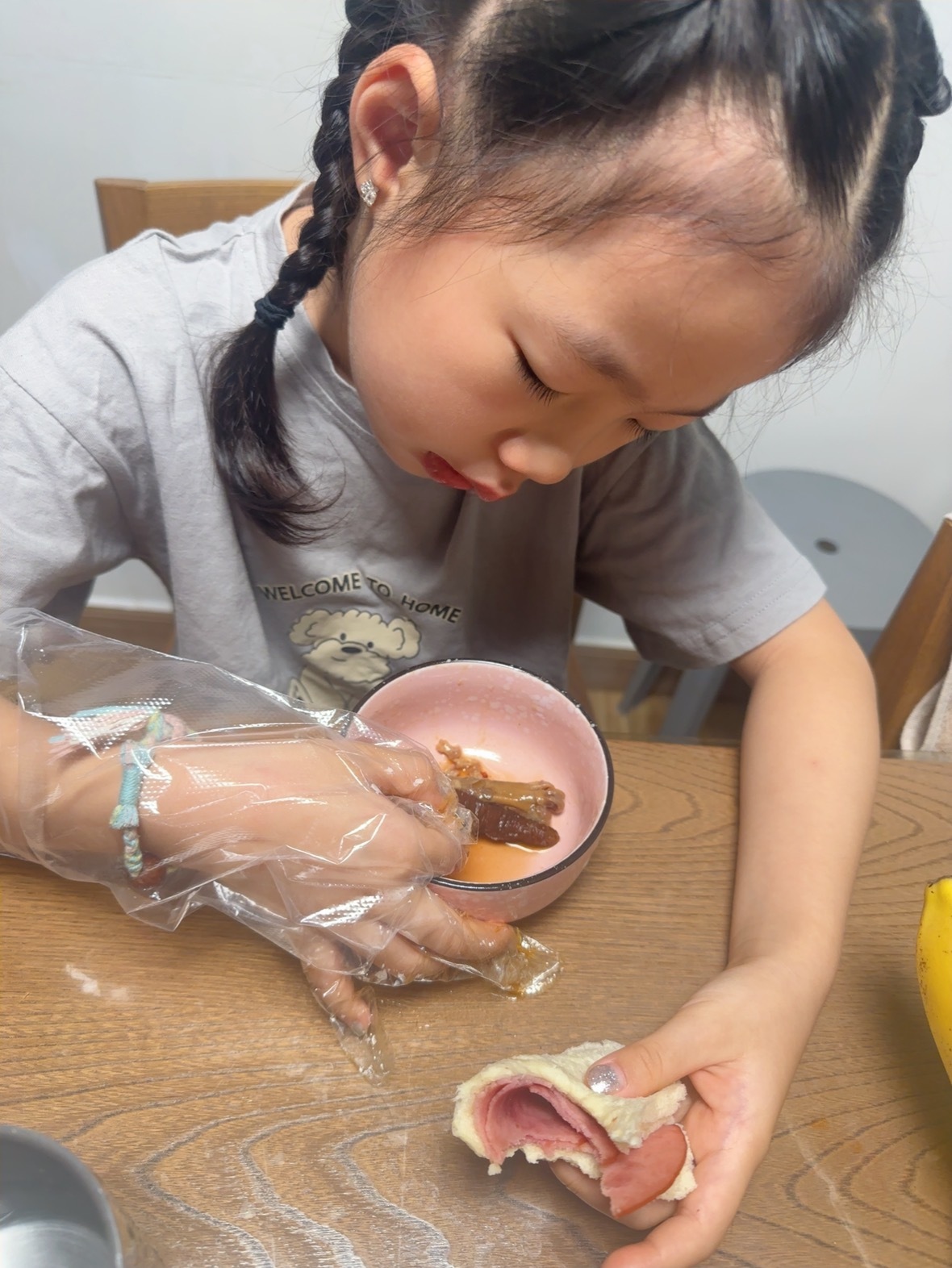 小满早餐吃什么 煎鸡蛋人家说吃腻了 煎了火腿 把昨儿剩得一个鸡爪子热了一下 她又