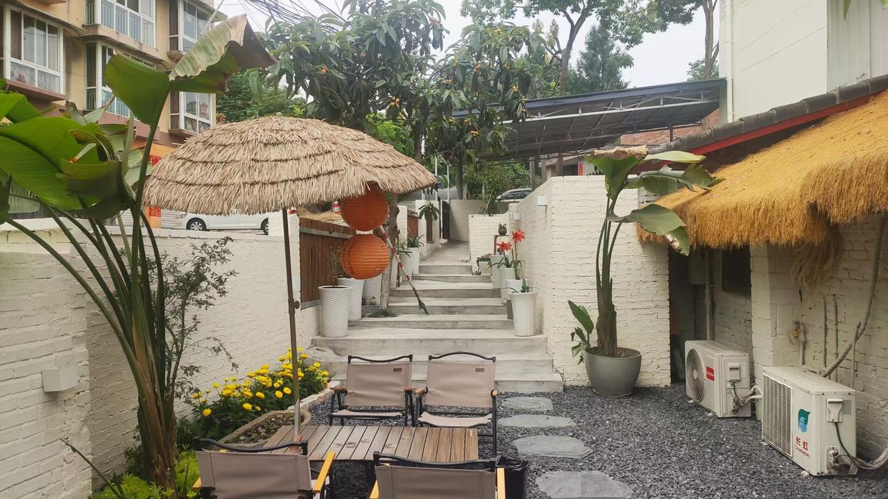 有人说男人总不愿回家
实际上，女人同样不想回家
家中有调皮捣蛋的孩子
还有相对无
