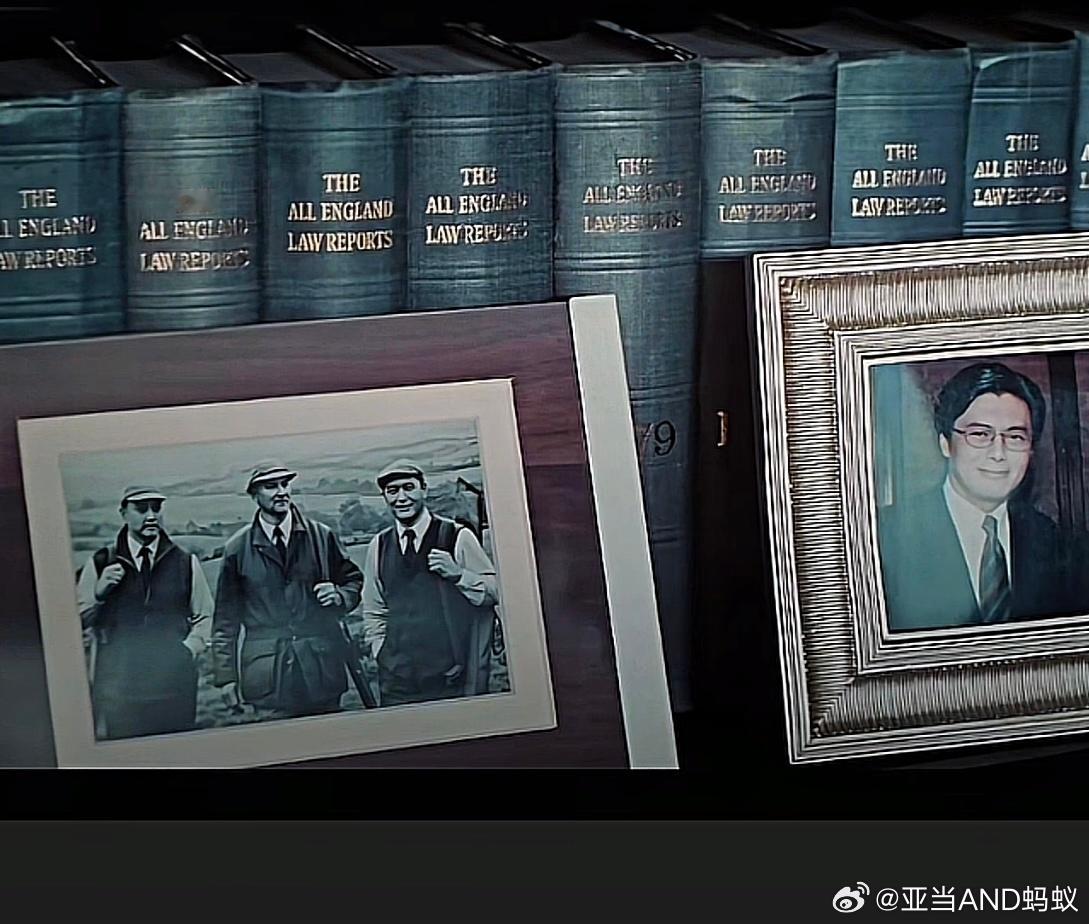 寒战1994还藏着一些细节，简奥伟的老照片上面有他和潘隽亨的合影。请注意，寒战1