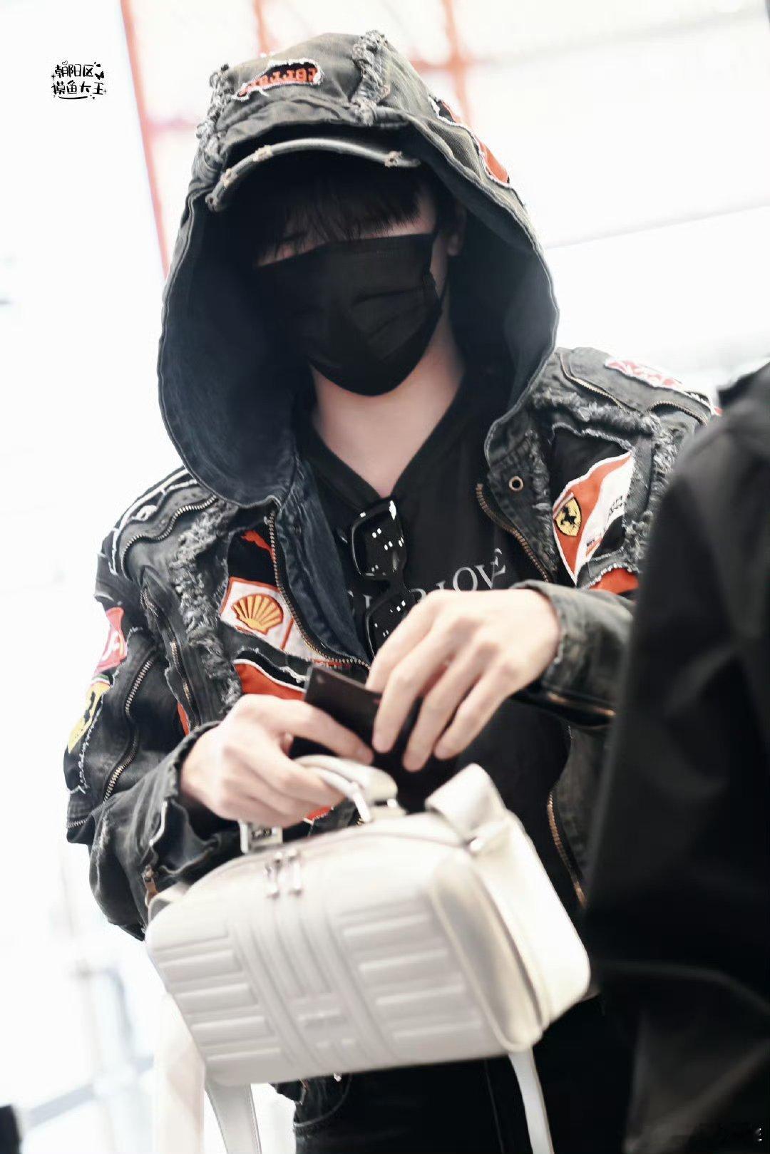 展轩赣州音乐节出发路透！期待舞台上的精彩表现，一起为他打call～！ 