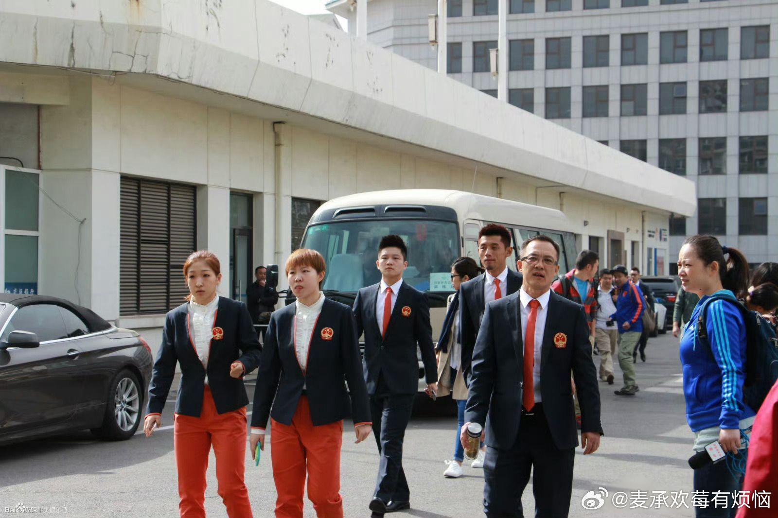 小孩将头发梳成大人的模样  那时候意气风发的东哥 ​​​