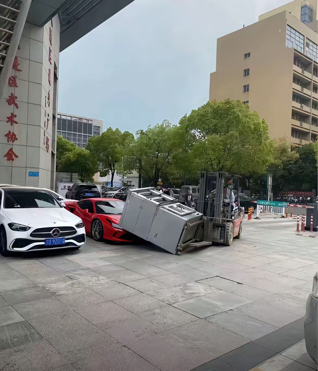 吓死了，差点砸到奔驰 ​​​