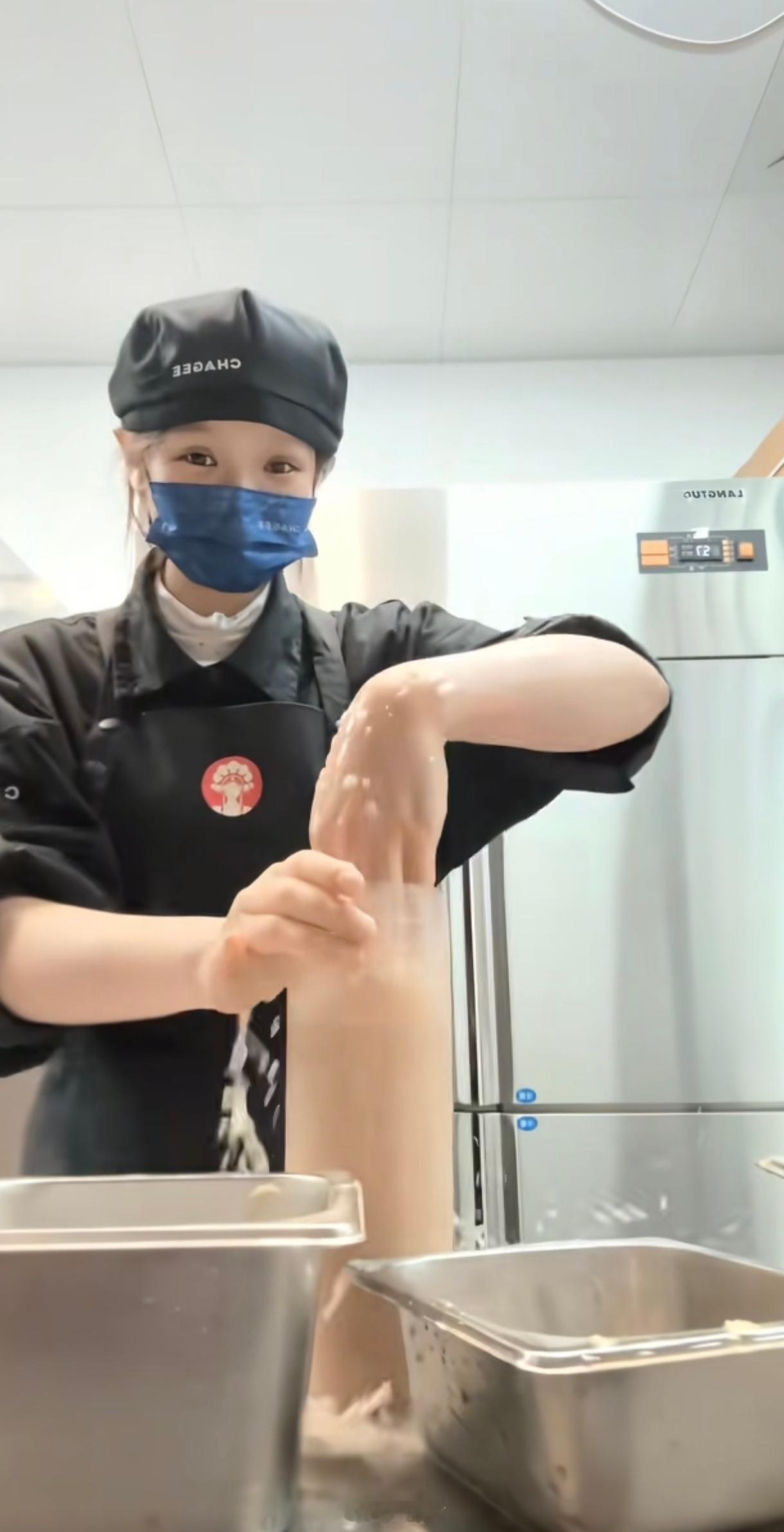 用霸王茶姬的名号拍这种段子，抹黑企业形象了吧。这要是稽核看到了，不敢想会有多疯狂