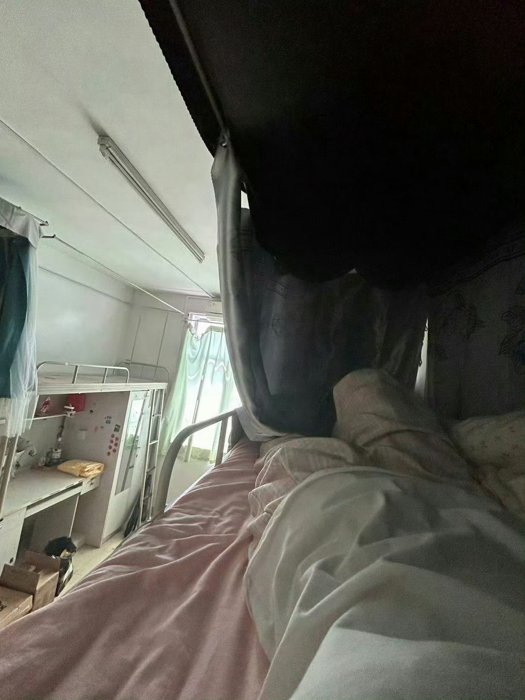 一个人在宿舍好无聊 [笑哈哈]  ​​​