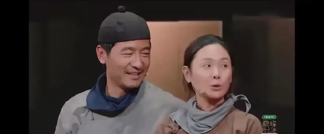 郭晓东和程莉莎在《无限超越班2》里演完对手戏，镜头一切，他冲她竖起大拇指，她回他