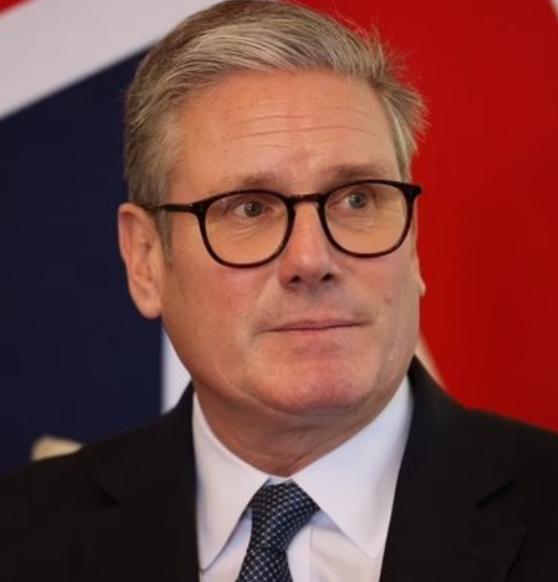 英国首相一句话，直接扔向了全世界。他曾说，中国，是世界三大强国之一。这话不是私下