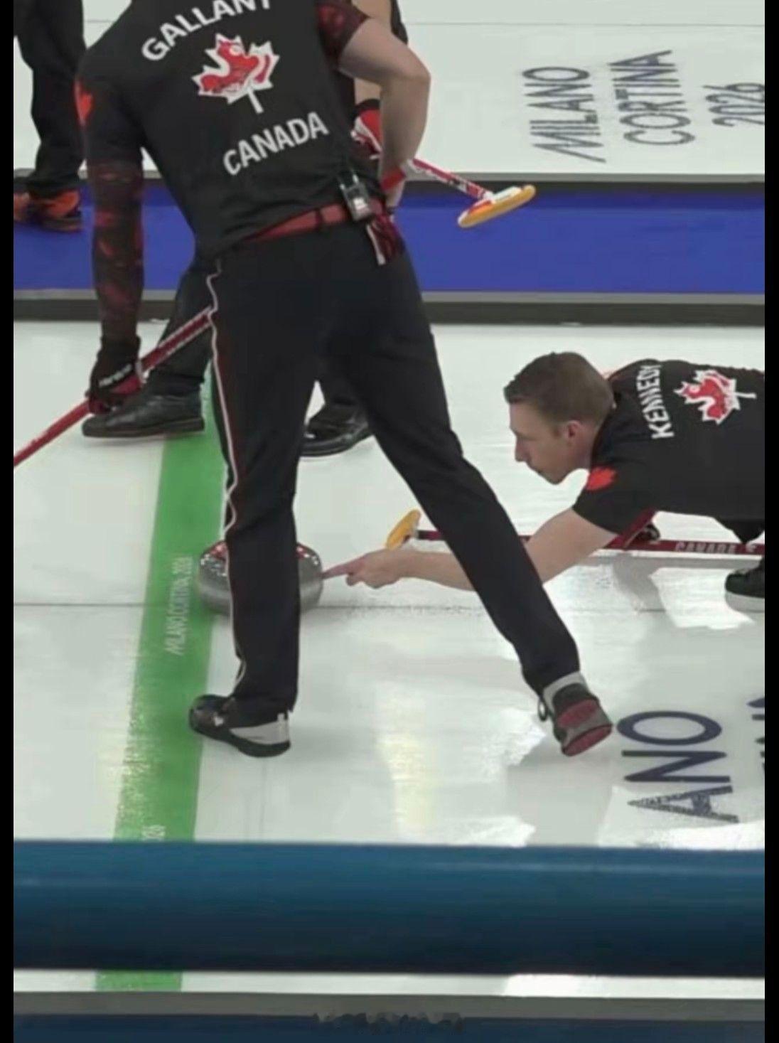 2026米兰冬奥会冰壶比赛，瑞典指责加拿大队二次触碰冰壶，加拿大否认且队员 Ke