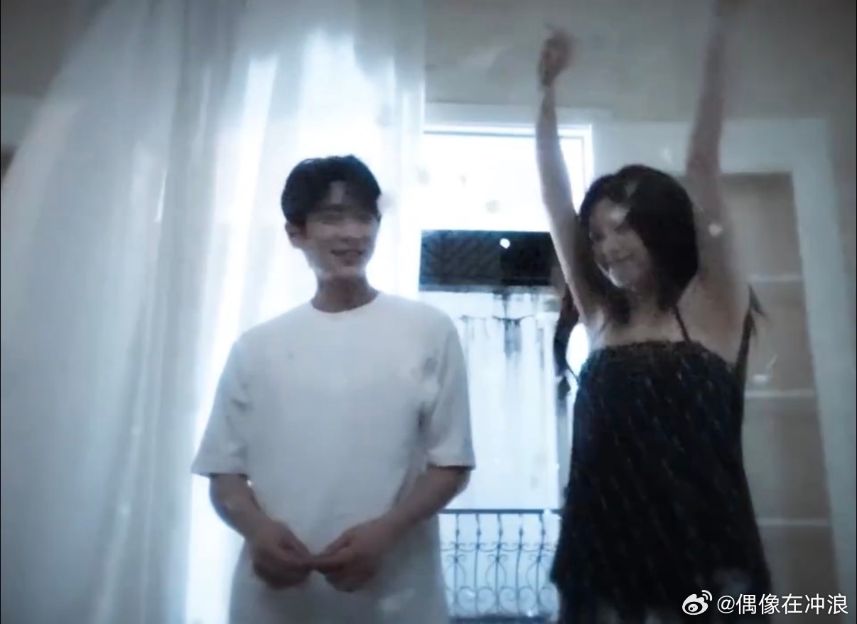 白鹿丞磊剧宣像极了恋爱缩影 谁还没看白鹿丞磊的剧宣！热恋时骑车撒花甜到上头，冷静