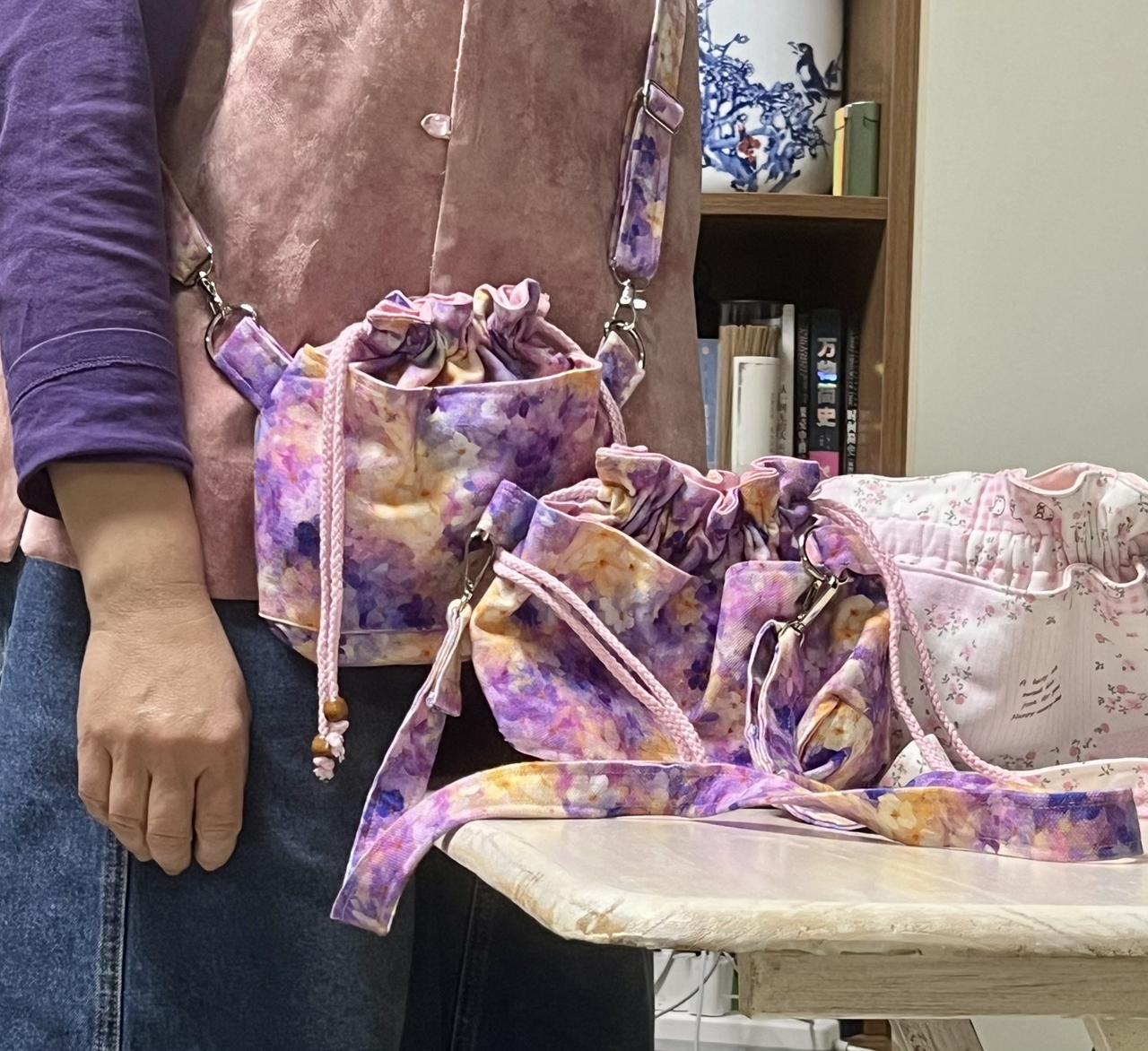 把春天的绣球花，缝进了我的手作包里 ✨
一有空就忍不住捣鼓手工，这次一口气做了三