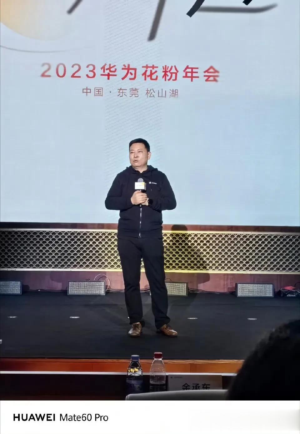 我嘴哥透露明年一个原生的鸿蒙Next就可以搞定平板、手机、耳机、手机、PC！也就