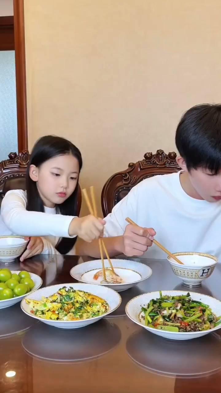 兄妹的意义。
最后一只，哥哥想吃？放了回去，夹给了妹妹。原来是哥哥知道妹妹喜欢吃