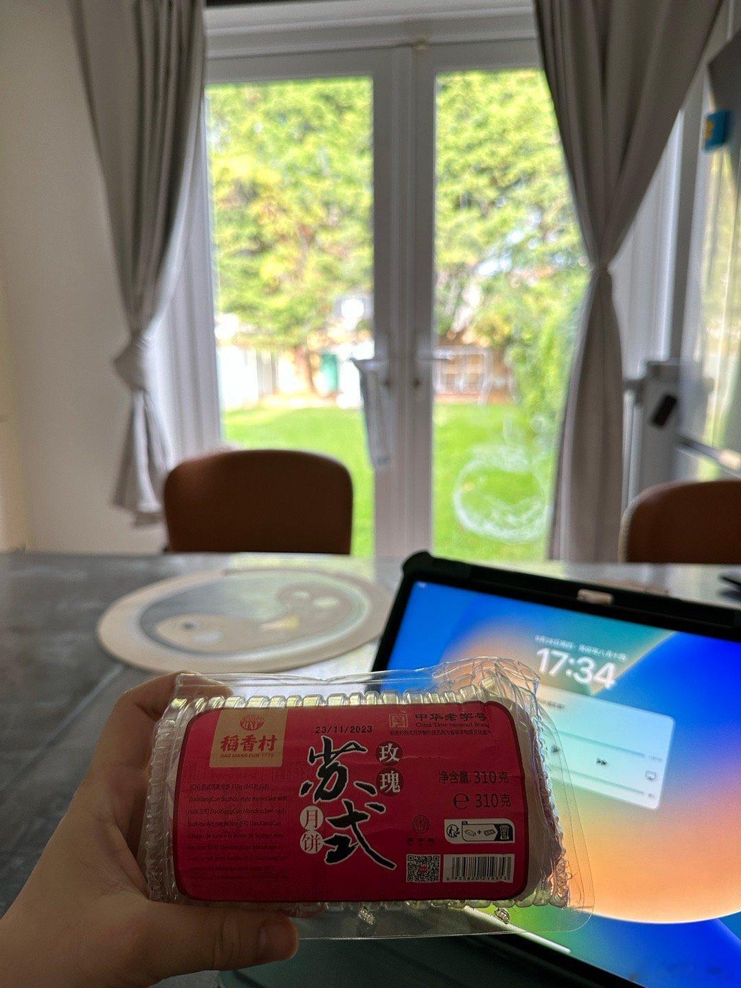 嘻嘻，异国他乡也吃上月饼啦，中秋快乐呀亲爱的朋友们！ ​​​