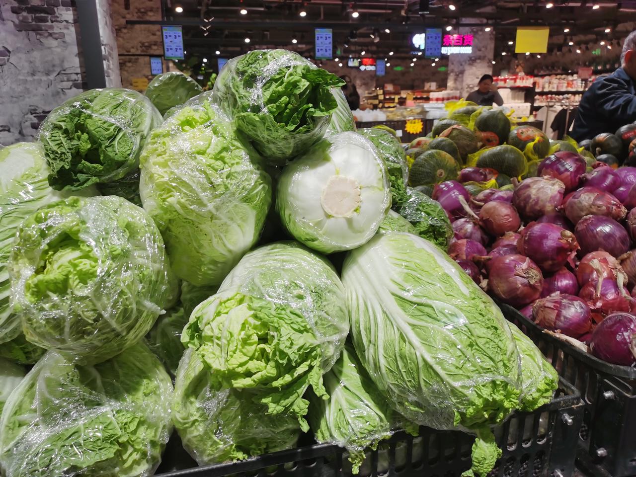 看看郑州4月1号的菜价
超市里今天的菜价又便宜啦，白菜一元3毛8一斤，
大葱一元