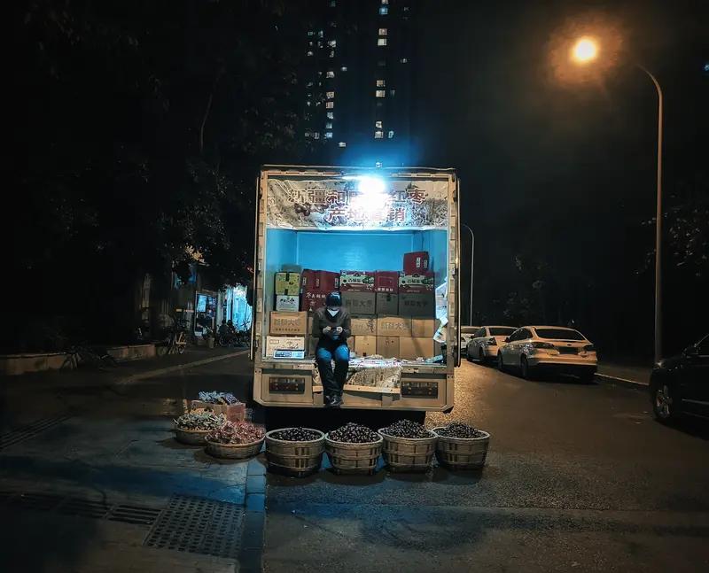 我觉得马路边摆卖的流动摊贩有利有弊。
好处很明显，他们能提供便捷的商品和美食。比