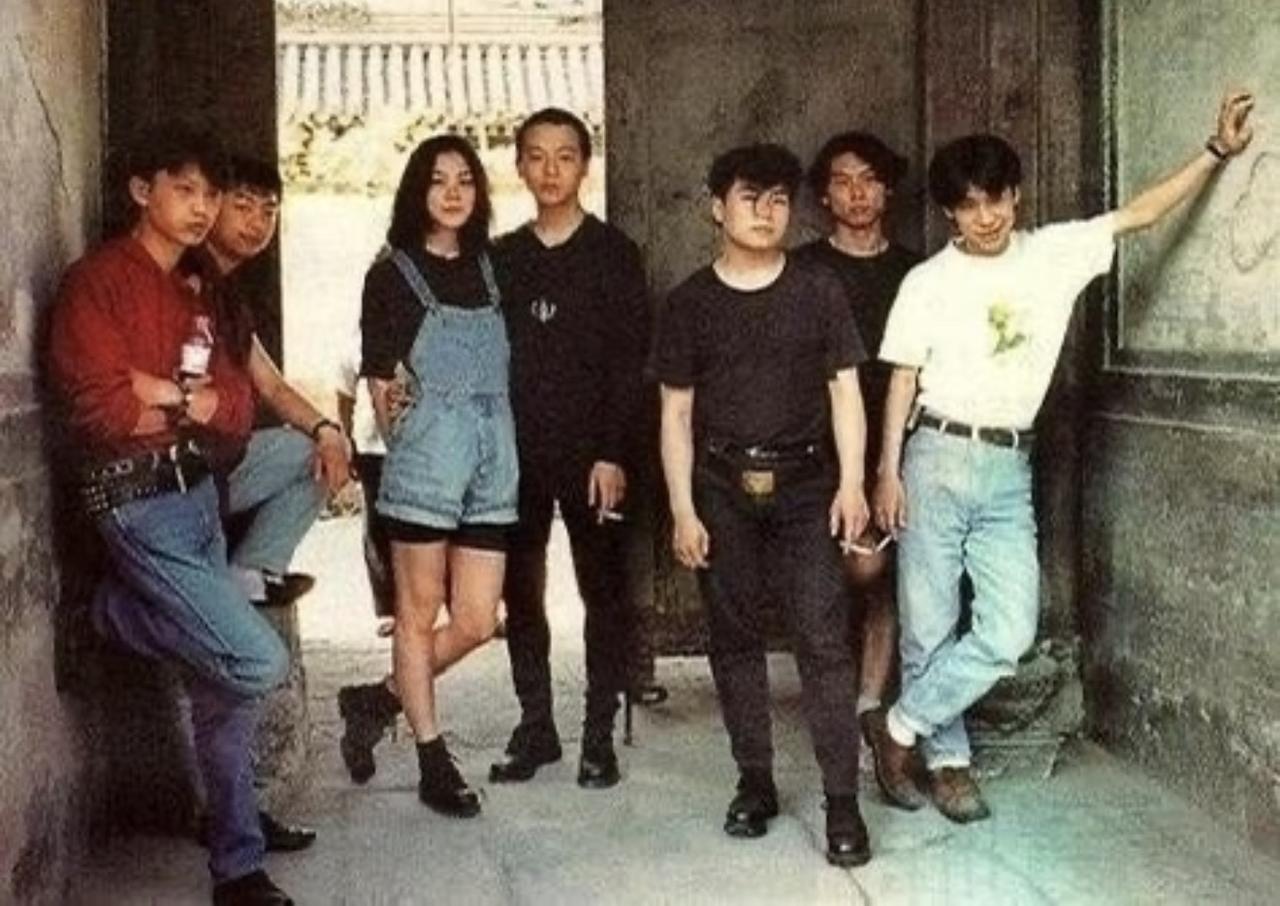 没想到1994年已经红透香港的王菲，心甘情愿跟着窦唯挤北京四合院，大清早还得端着