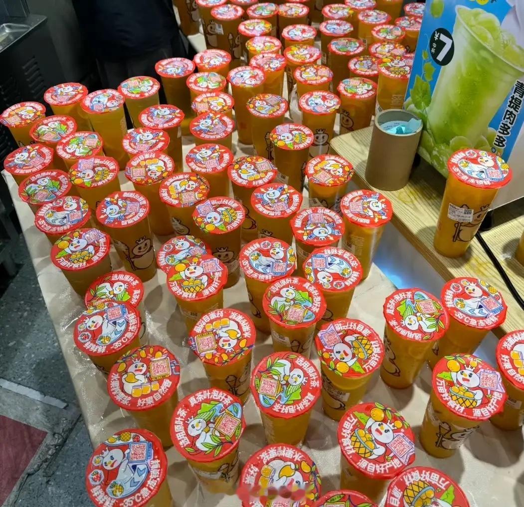外卖0元购大量奶茶无人认领由于物料缺乏及点单爆发，有人等不到，就不去取了，大家不