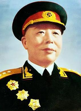 1949年，宋时轮受邀参加宴会，目光被一位身材较好的女子吸引。仔细一看，宋时轮顿