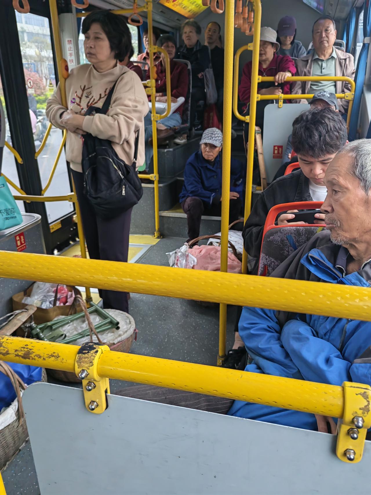 天下的母亲都是伟大的！包括这位坐在公交车后部台阶上、去卖草莓的母亲！
这是一张4
