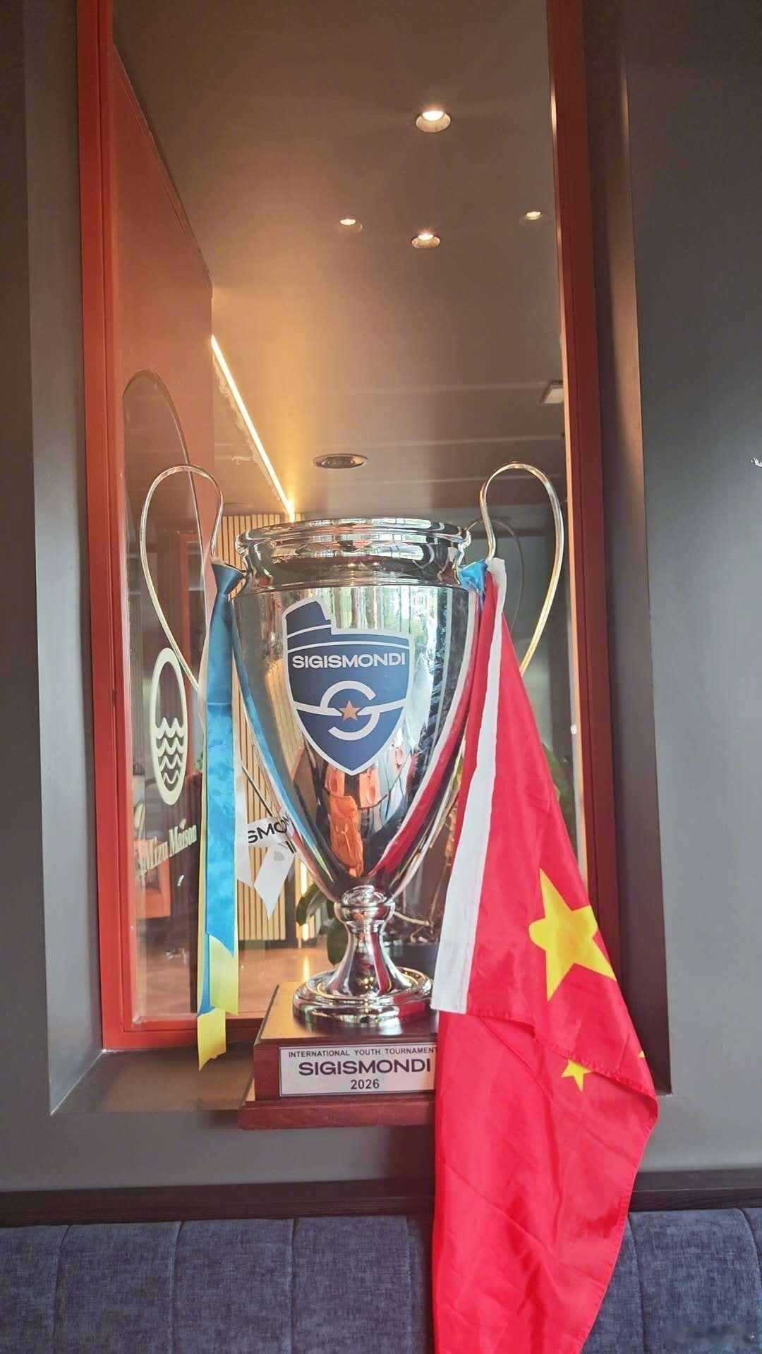 意大利🇮🇹杯赛的冠军奖杯🏆，暂时由生活在罗马的王老板、赖老板保存，他们用心