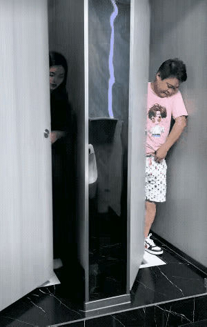 立式马桶可不是男人的专属哦，女人也可以用的！小胖哥在厕所里遇到两个美女，正在纳闷