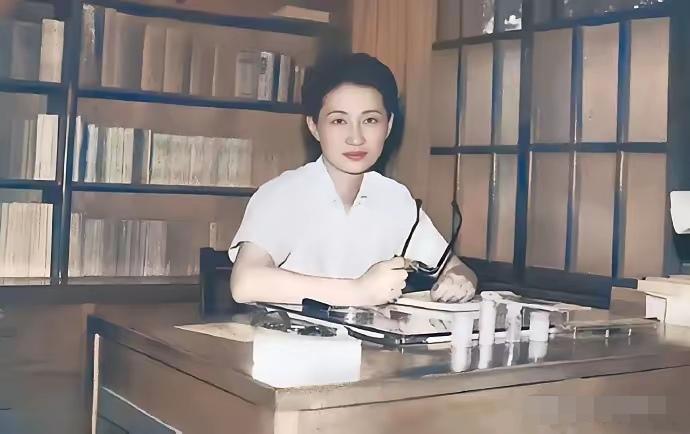 张学良软禁时，35岁赵一荻的模样，藏着最动人的深情。

​1947年台湾，35岁