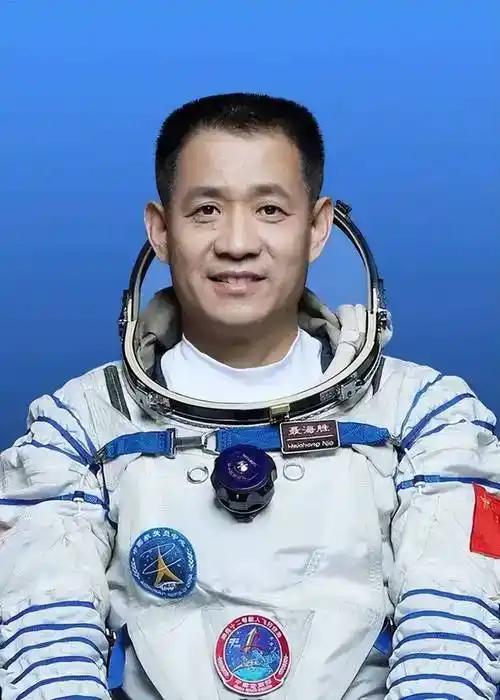 我就不信还有人看到这位中国三巡太空的英雄航天员不肯送上一束花，留下一颗爱心，为他