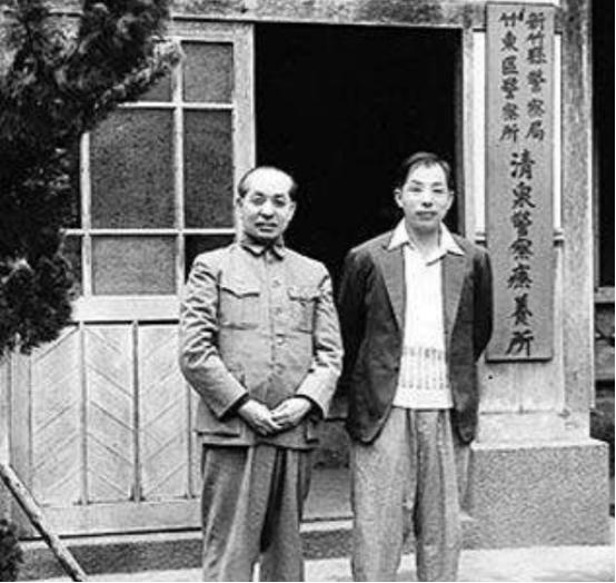 1938年除夕，在郴州幽禁的张学良无聊之余和看管他的十几个特务在饭厅里玩推牌九。