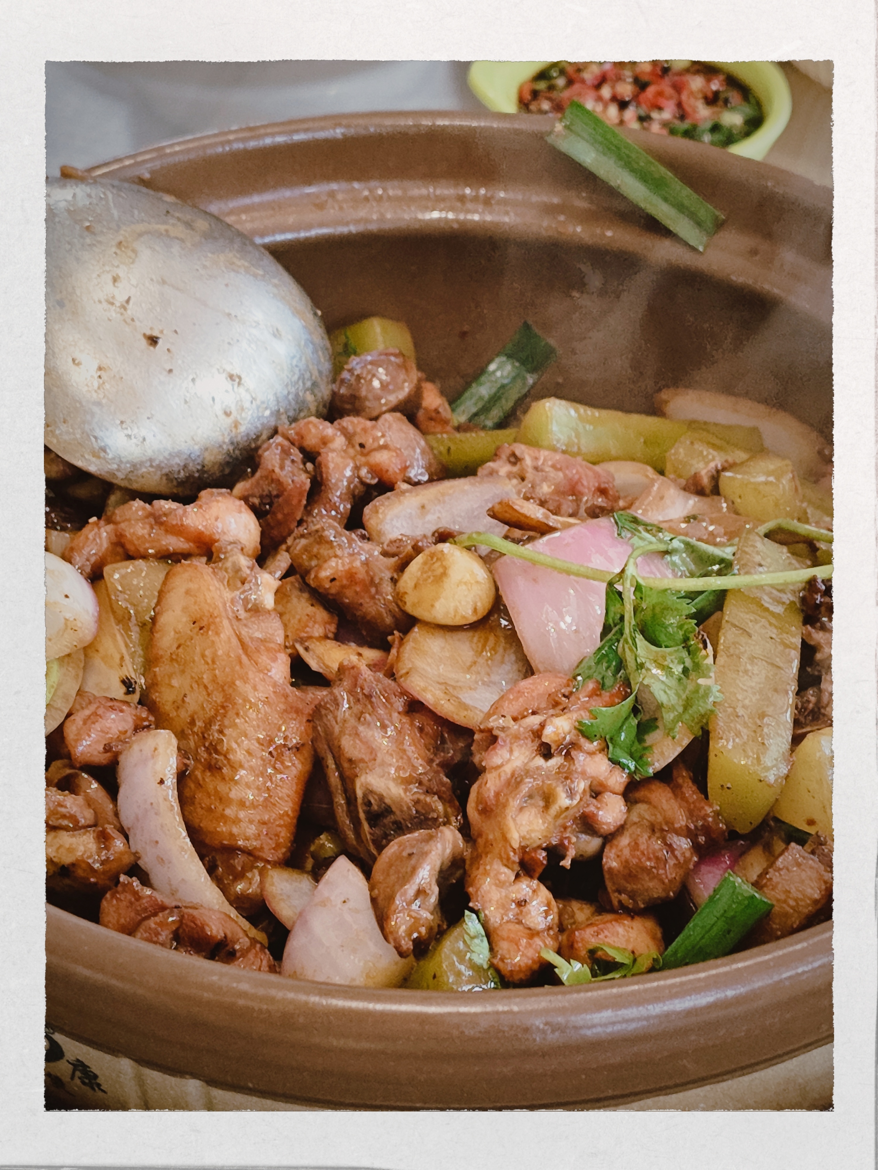 周末吃了胡须佬鸡煲，没有很爱，感觉又干又咸的，但是听说听过的。美食分享鸡煲深圳 