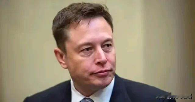 马斯克在24日转发了一段中国无人机蜂群的演示视频，并似乎有意将矛头指向美国军工复