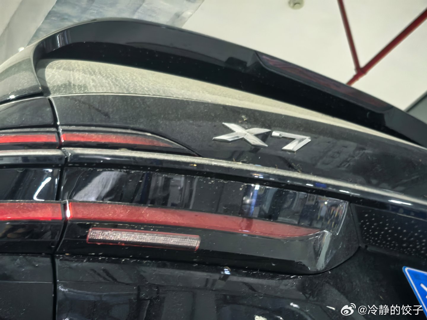 还记得X5的315大宽胎不？更贵的X7反而是前后285的胎俩车定位和取向的差异，