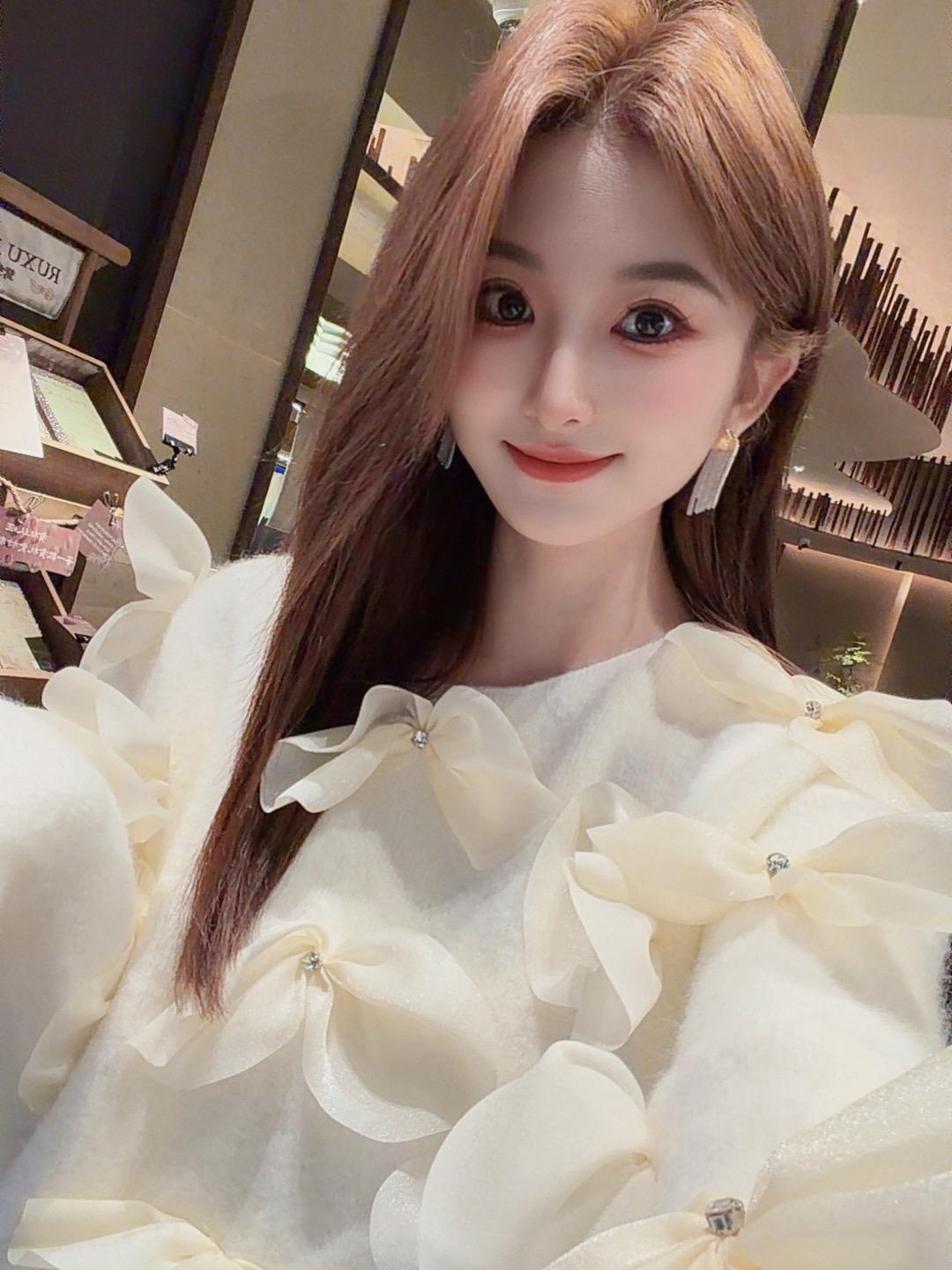 “谁能拒绝会发光的蝴蝶结啊！ 欧根纱立体蝴蝶结+烫钻点缀， 软fufu...