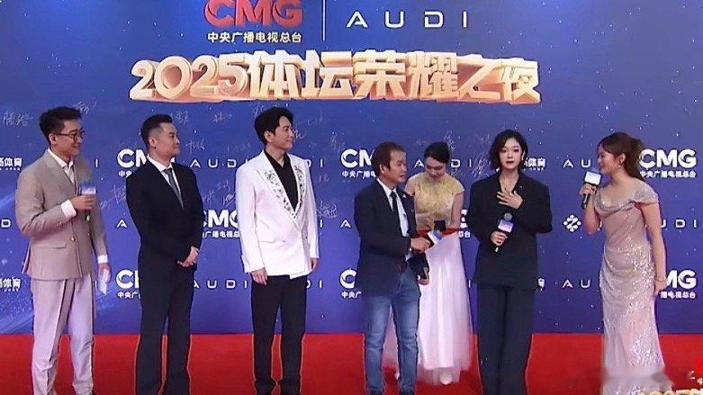 希林娜依高说很佩服郑钦文每个运动员都不容易 听主题曲《向上》一起向上拼搏 