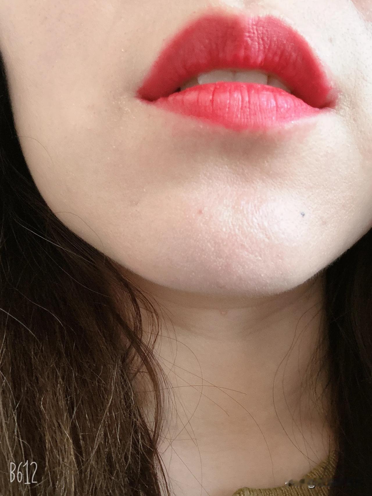 
我想说爱马仕口红，里面到底加了什么呀，不掉色，不沾杯，这是我用纸擦了N遍的效果