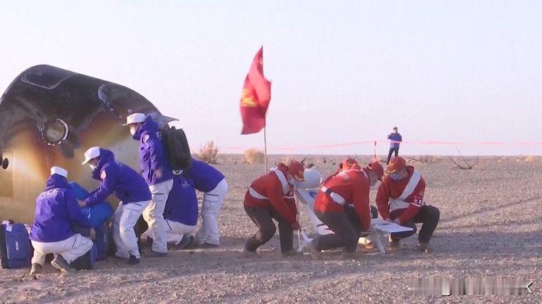 . 中国航天员因返回舱受损滞留太空后返回地球
周五，这些人降落在亚洲戈壁沙漠的一