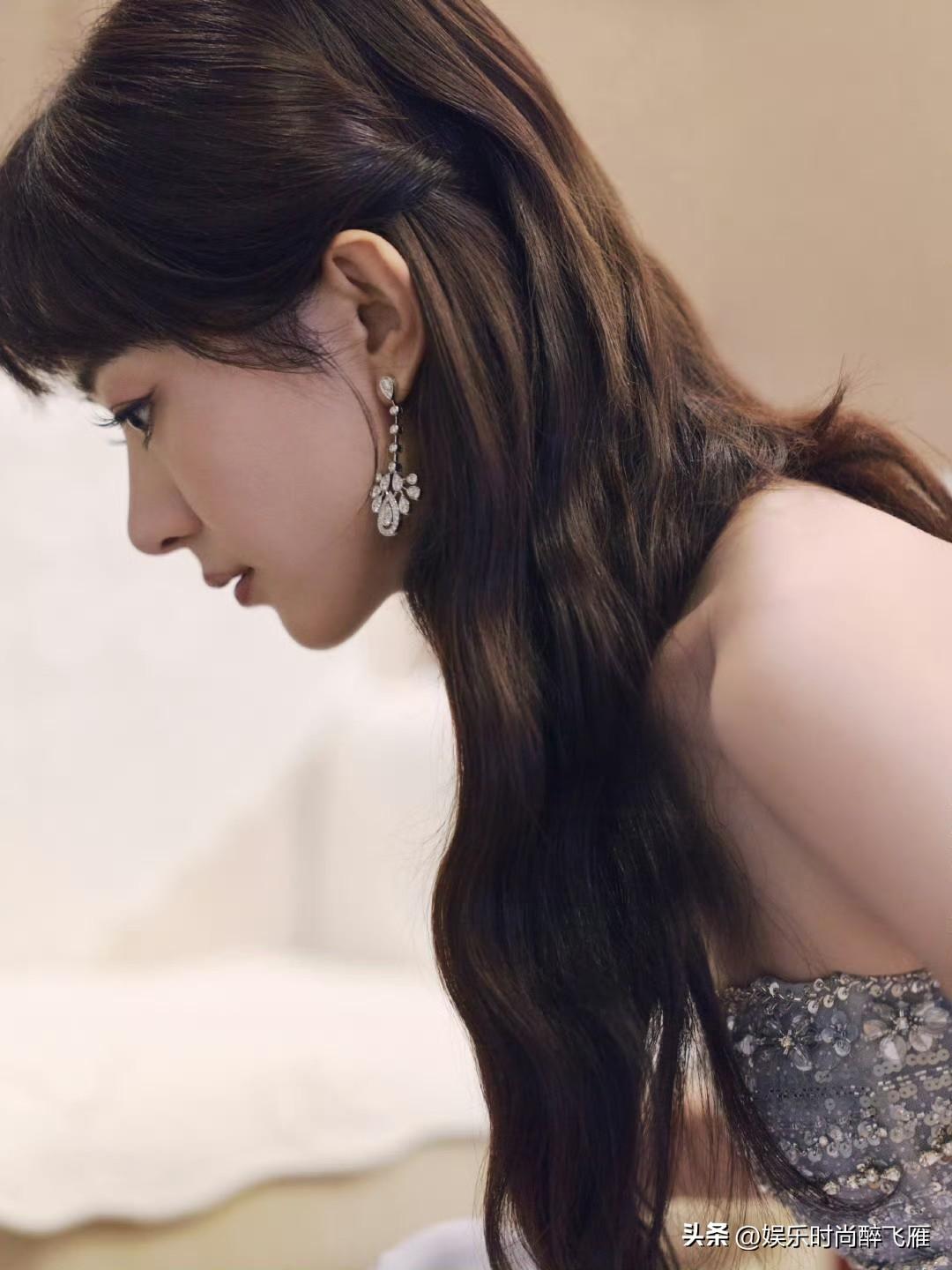 [玫瑰]赵丽颖侧颜美：早安！
侧颜凝眸，眉目如画，风骨藏于温柔之间。玉容侧立，眉