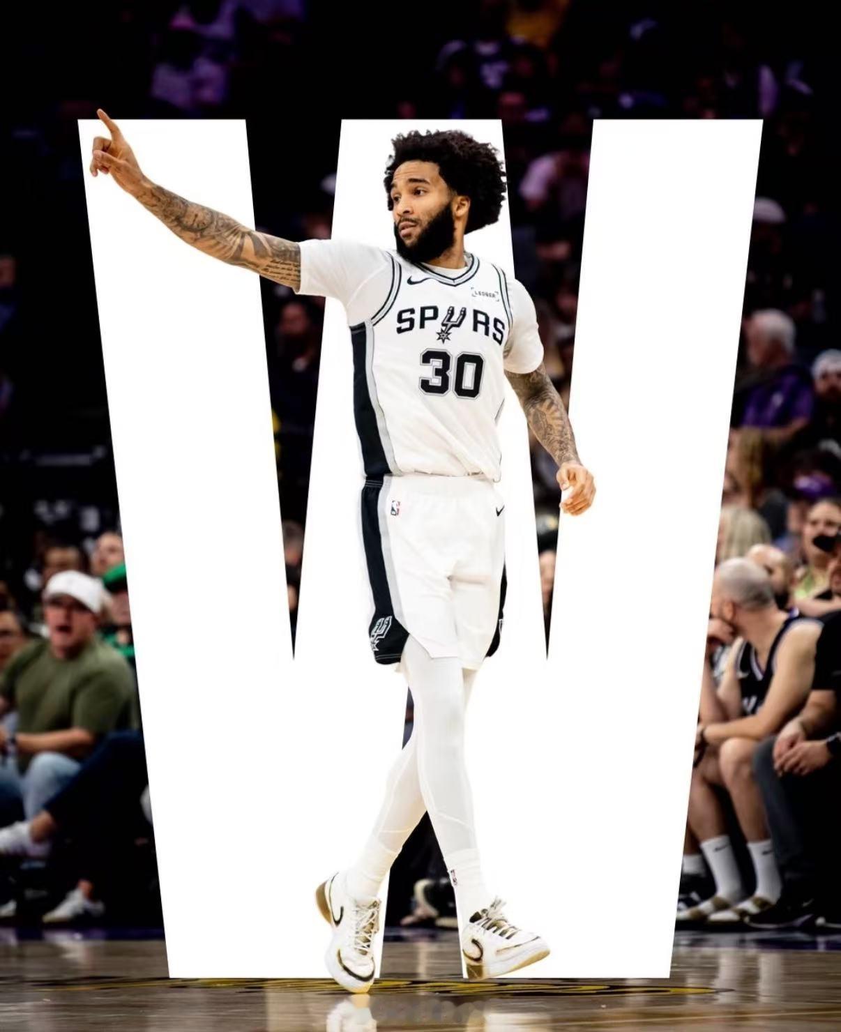 马刺vs国王马刺132-104大胜国王，拿下3连胜。全队命中25记三分，多点开花