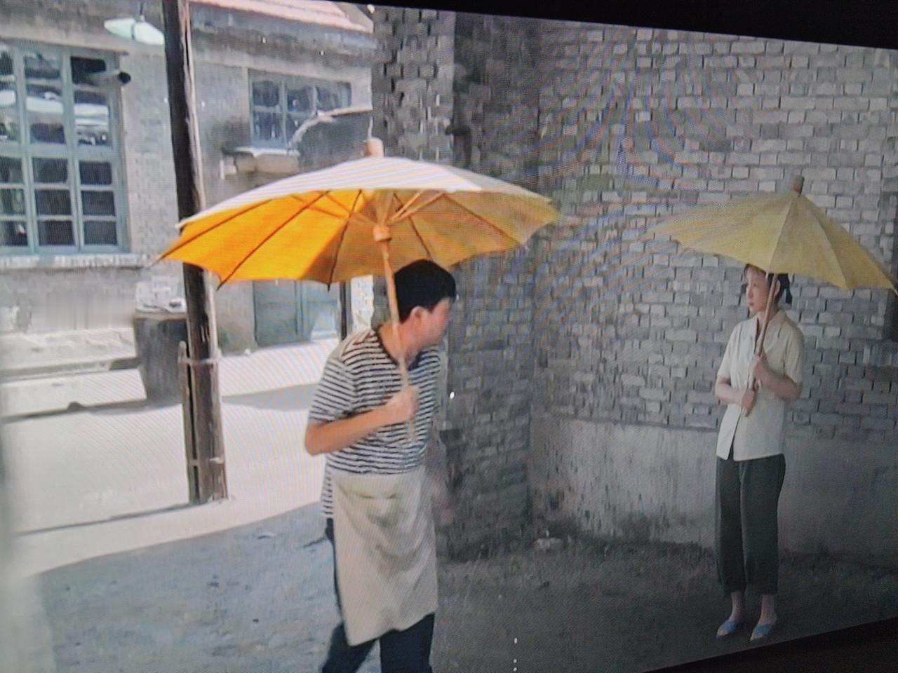 这真是东边日出西边雨，一看这雨就是假的。

《主角》里，天上下起了雨，花彩香打着