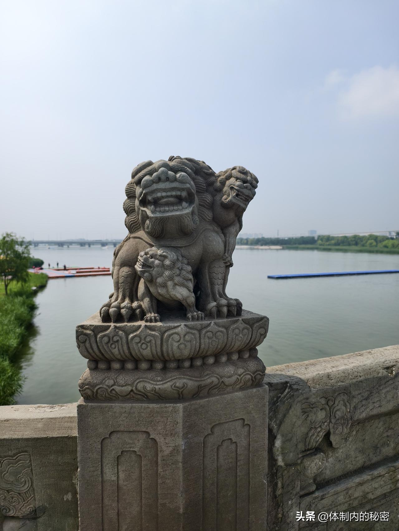 有这么两只鸟，搭伙过日子。雄鸟是个勤快的主儿，每天天不亮就往外跑，一颗一颗地衔回