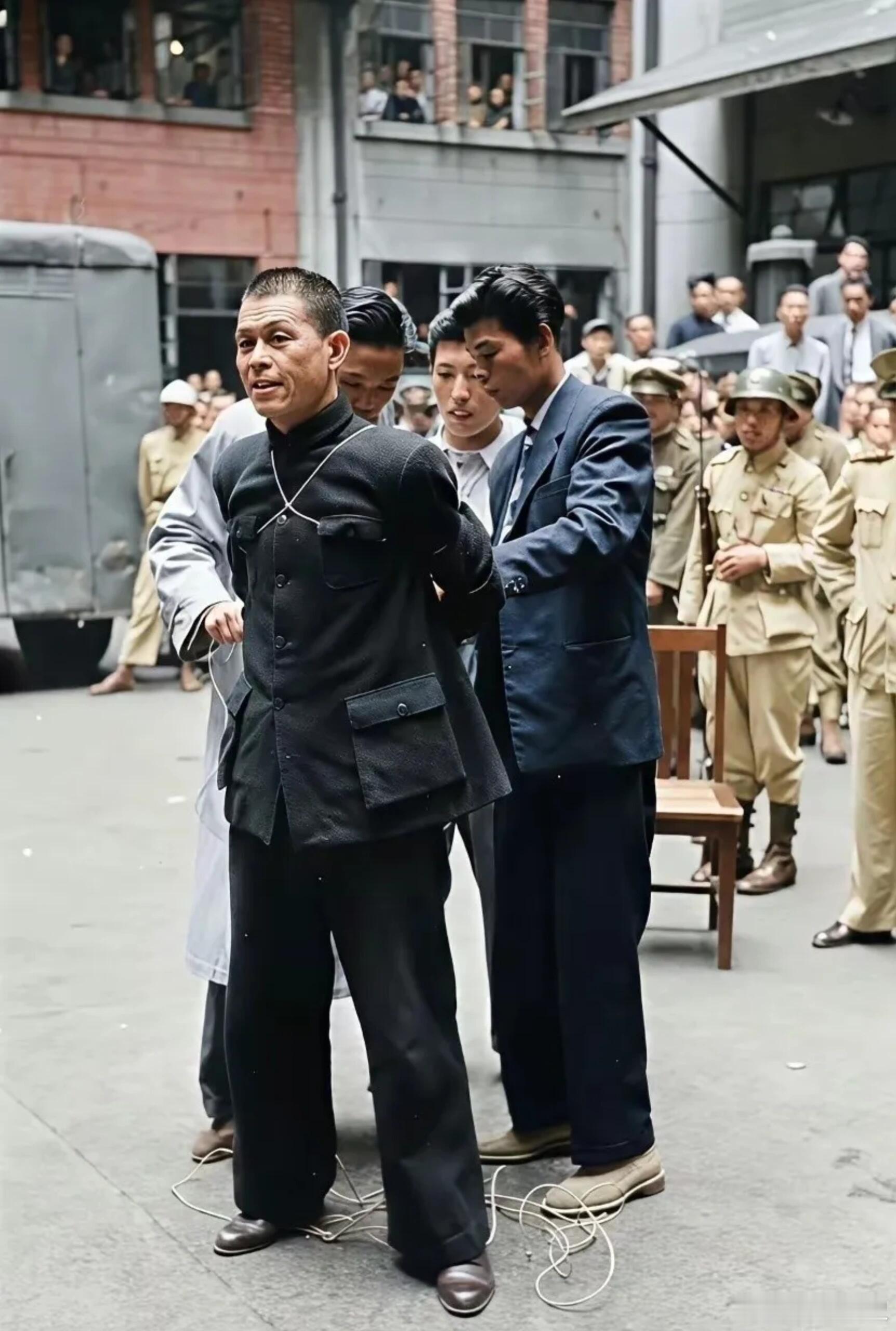 1949年上海解放前夜，这张照片拍下了烈士陈惕庐赴刑前的模样。 ​​​