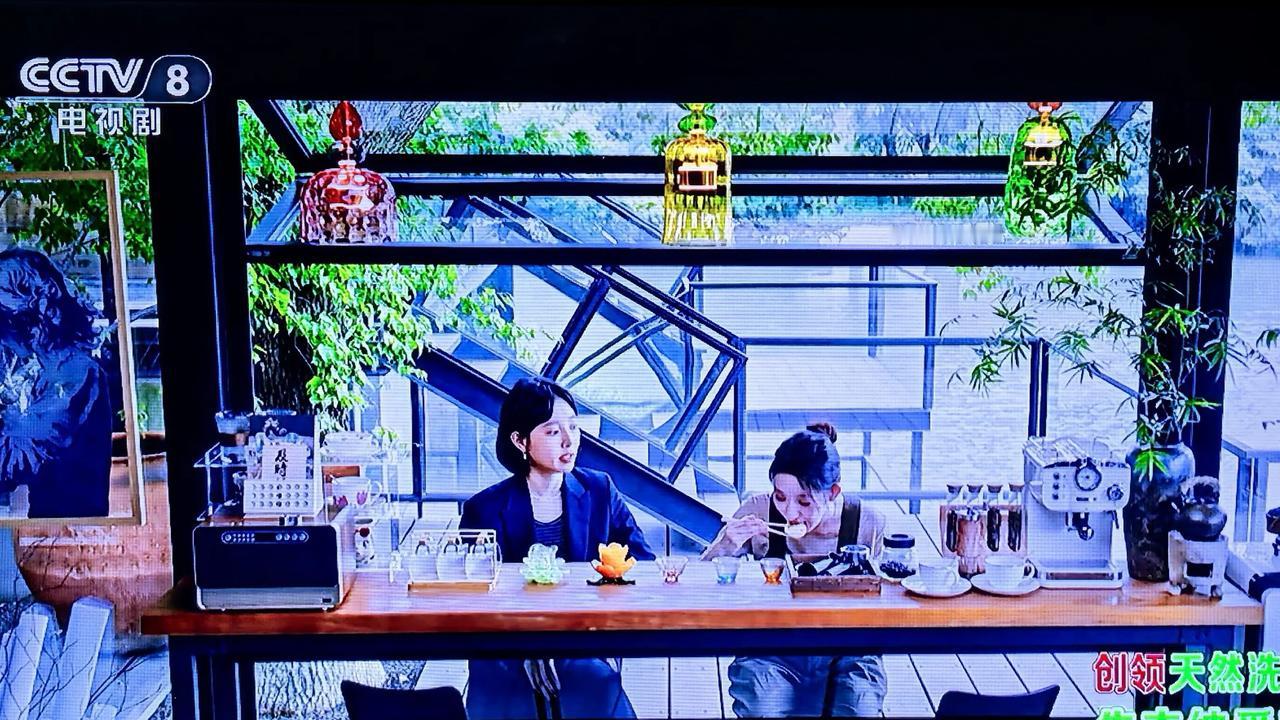 在看央八《好团圆》2—3集的观众，感触最深刻的亮点，或许就是母亲给大女儿打电话的